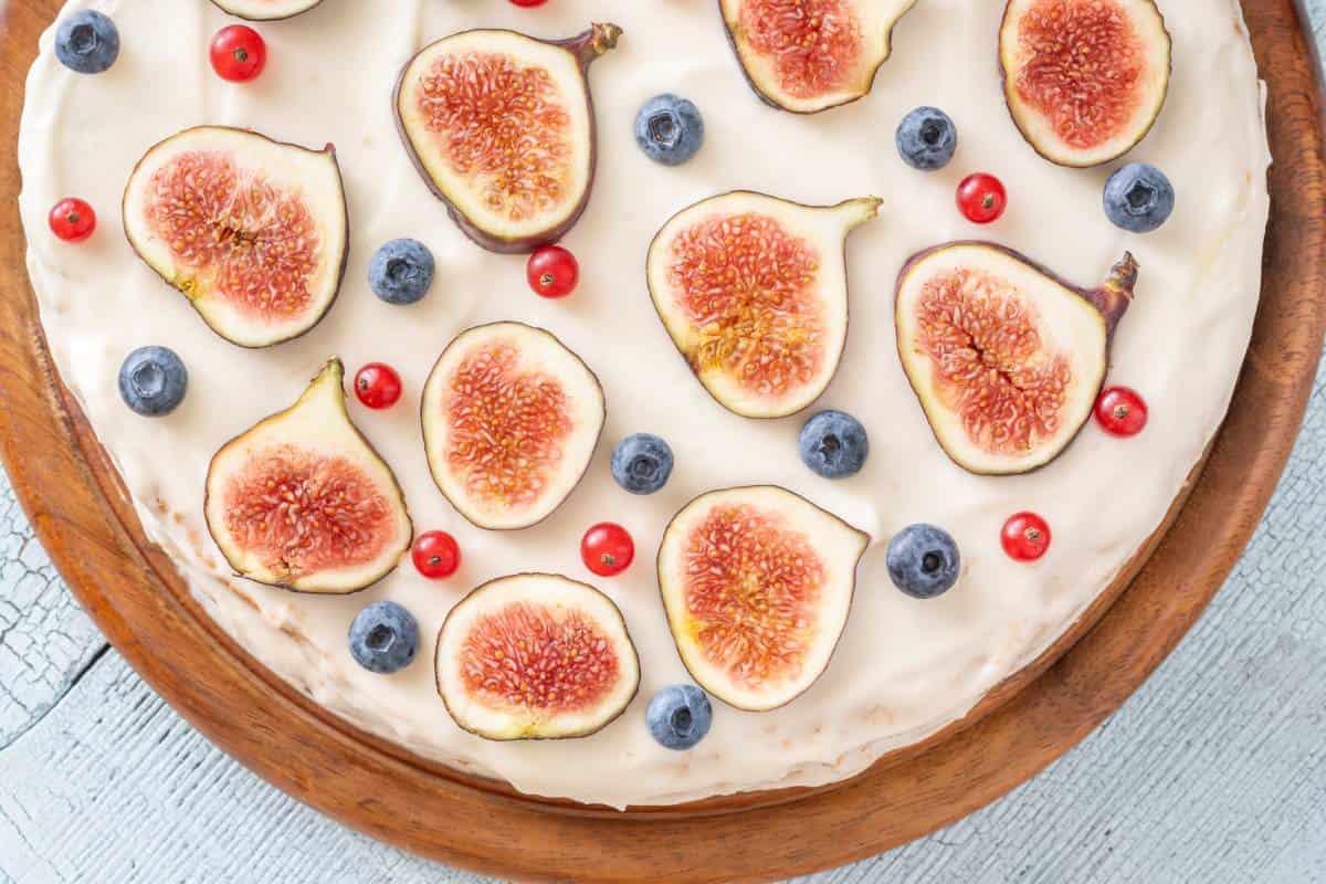 DESCUBRE EL SABOR: VINO E HIGO EN EL PASTEL DE CREPAS DE QUESO CREMA