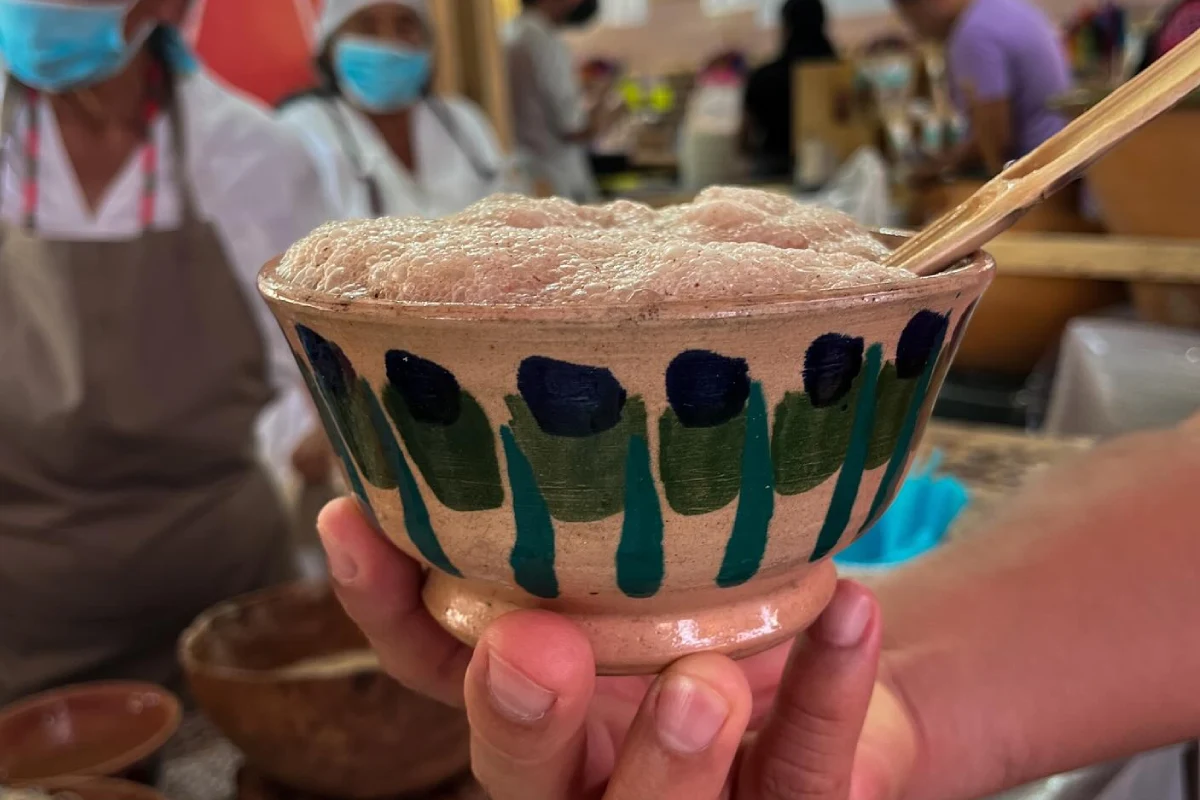 Pozontle: La bebida espumosa que se sirve en bodas y solo preparan las mujeres