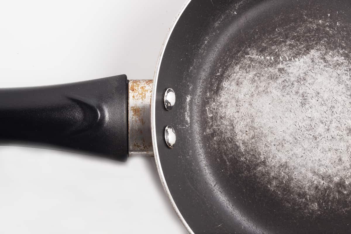 Nanoplásticos: la ciencia comprueba que un rayón en tu sartén de teflón libera miles de partículas en tu comida