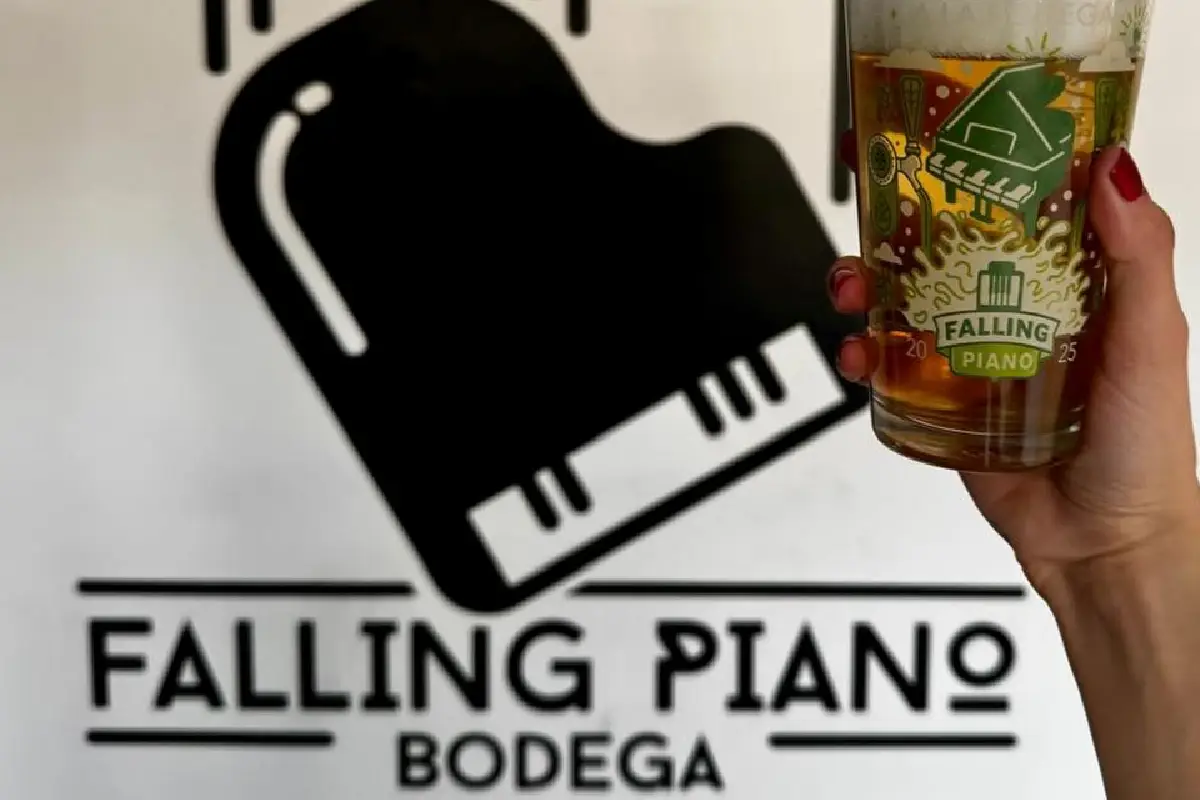 vaso de cerveza artesanal en CDMX de Falling Piano