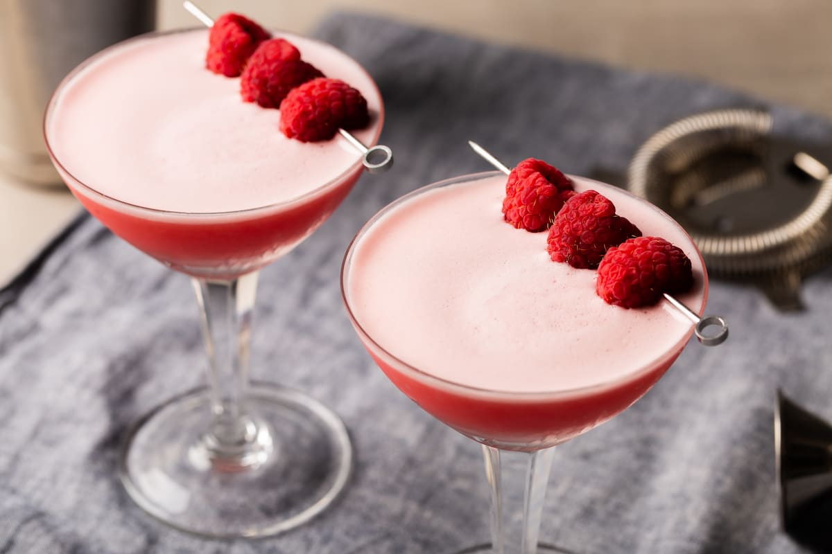 3 cócteles elegantes, con historia, “no tan famosos” y fáciles de preparar en casa