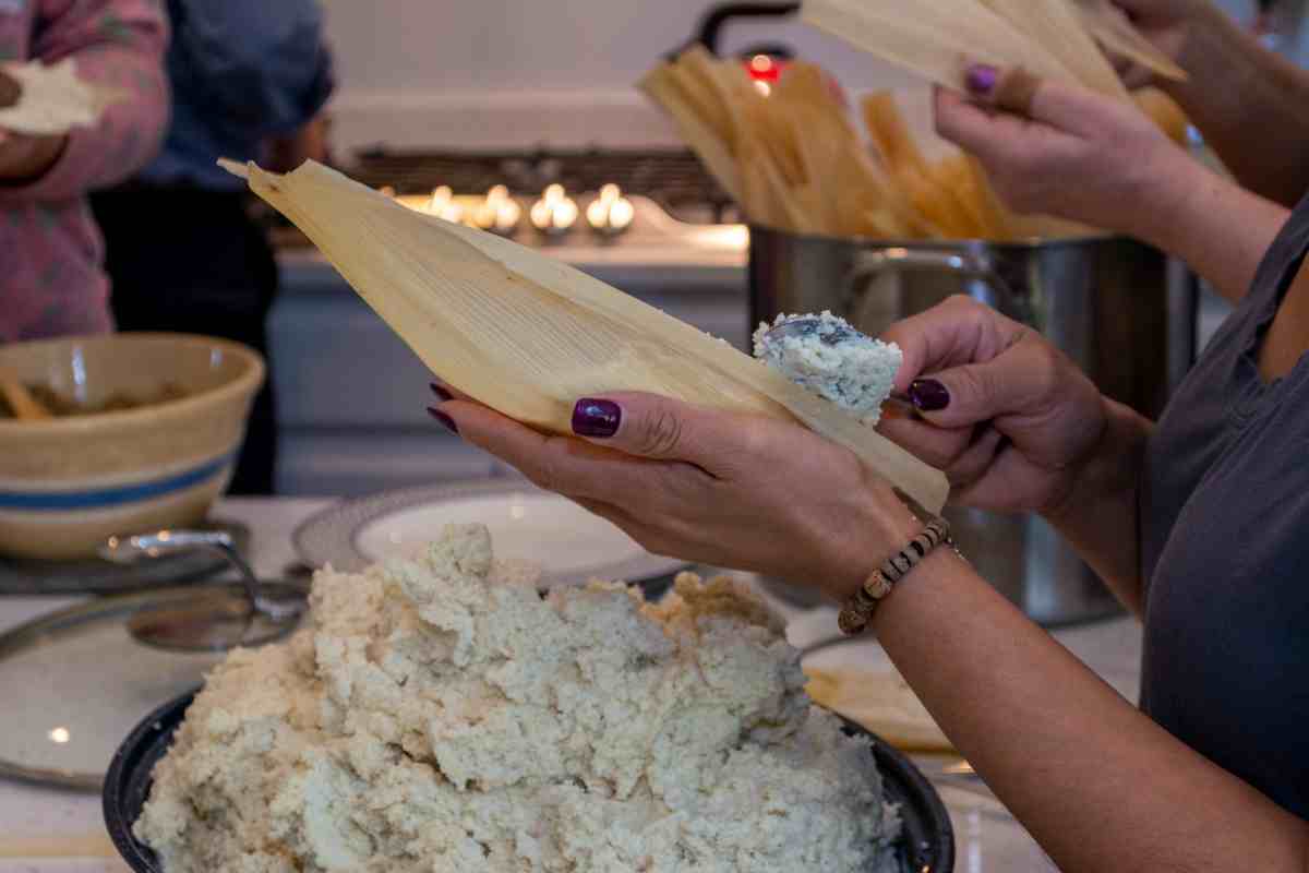 Elaboración de tamales en casa.
