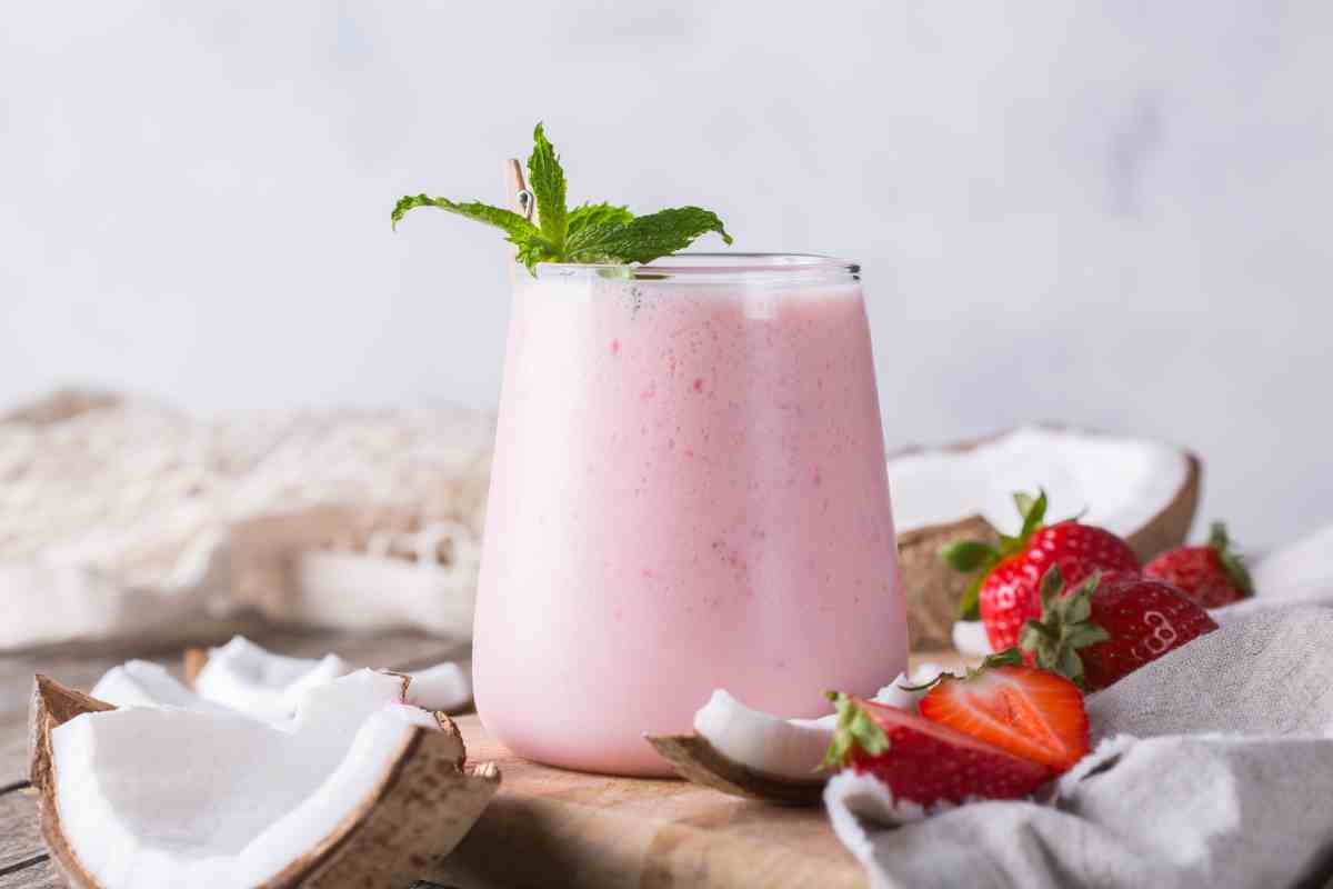 Smoothie cremoso de fresa y coco rallado: receta para iniciar el día