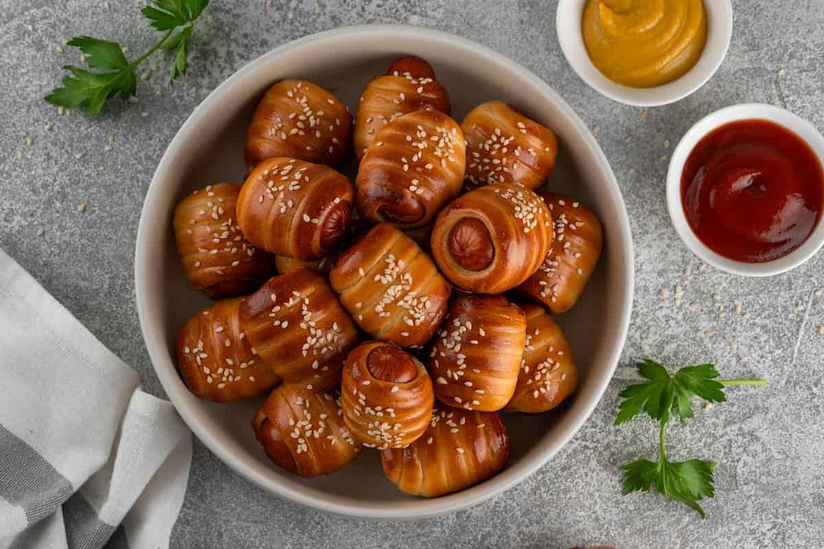 “Pigs in a Blanket” (Salchichas Envueltas): la receta estadounidense perfecta para un Super Bowl diferente