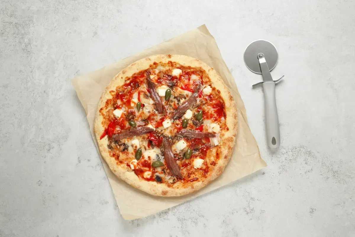 Pizza de anchoas tradicional italiana