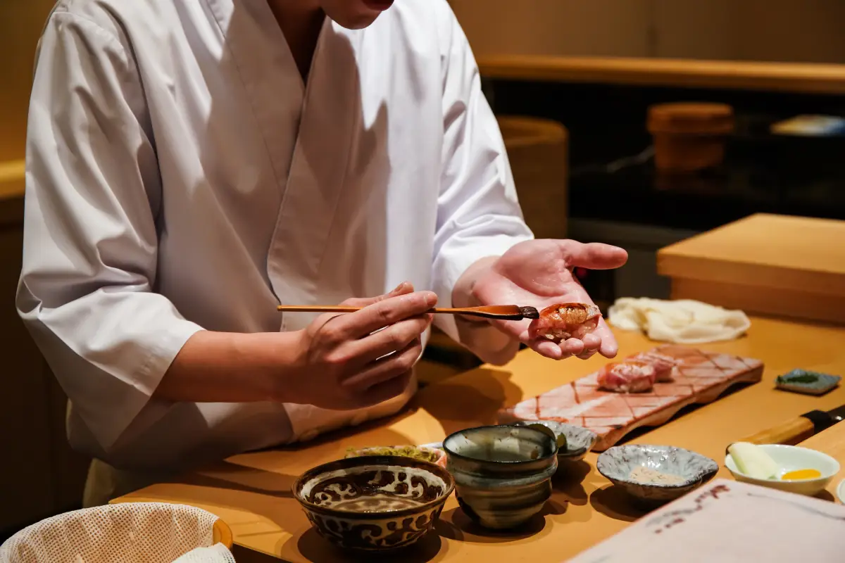 ¿Qué es un omakase? Todo lo que debes saber sobre este ritual japonés