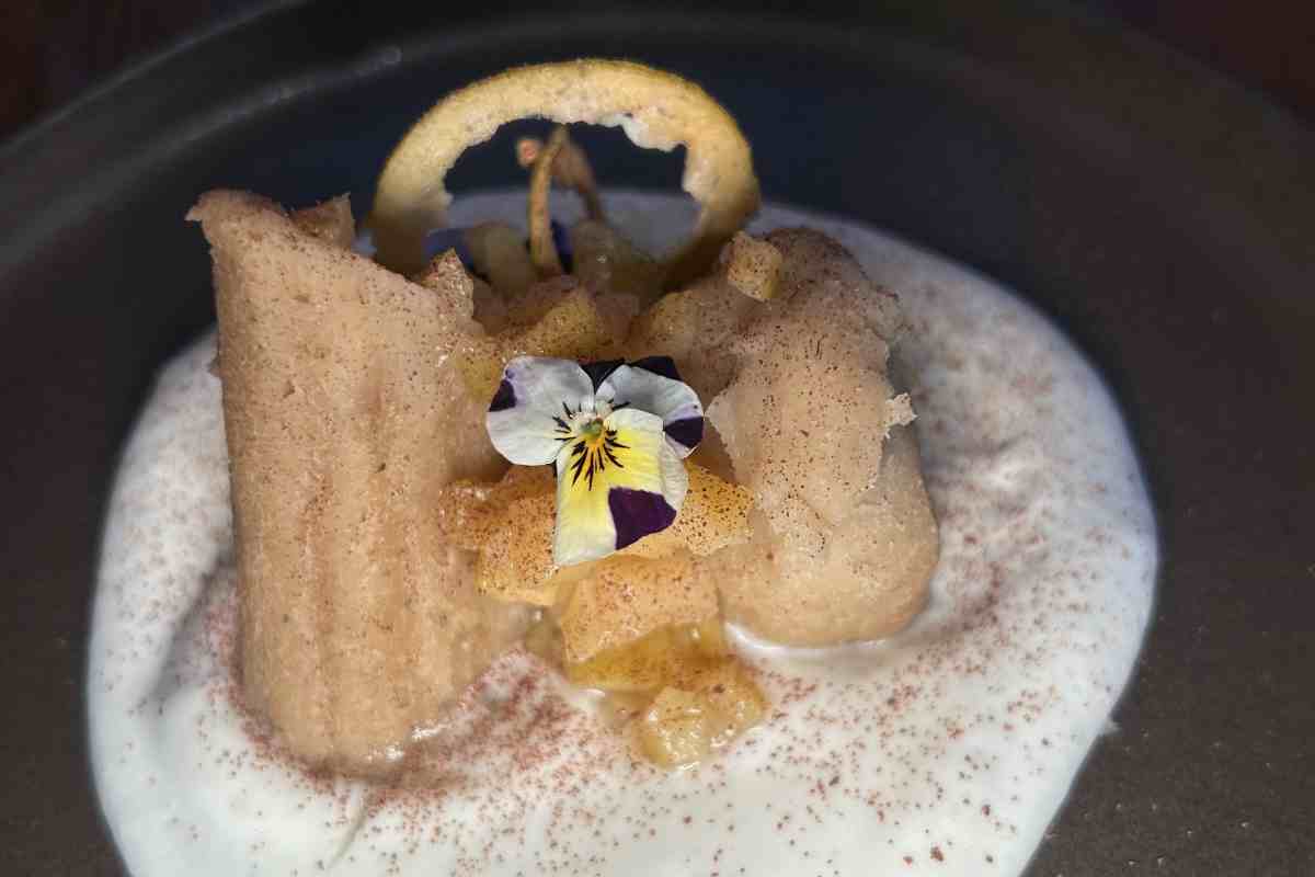 Tamal de guayaba acompañado sobre crema de vainilla postre del restaurante Corazón de Maguey.