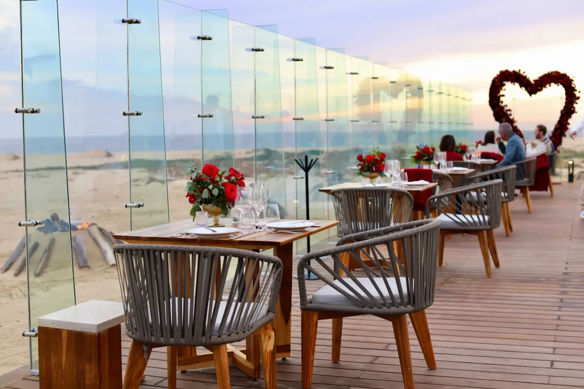 mesas decoradas para san valentín en la playa
