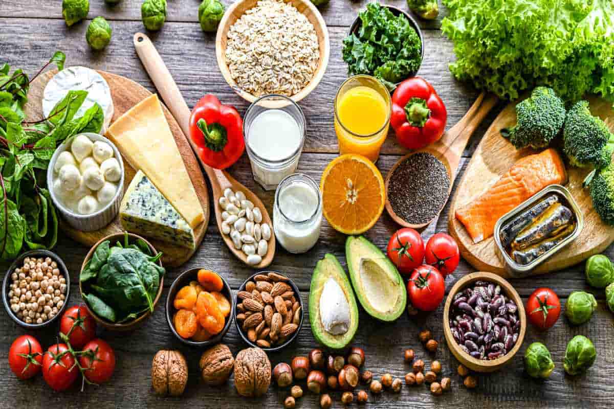 Mesa puesta con una variedad de productos (frutas, verduras, legumbres)