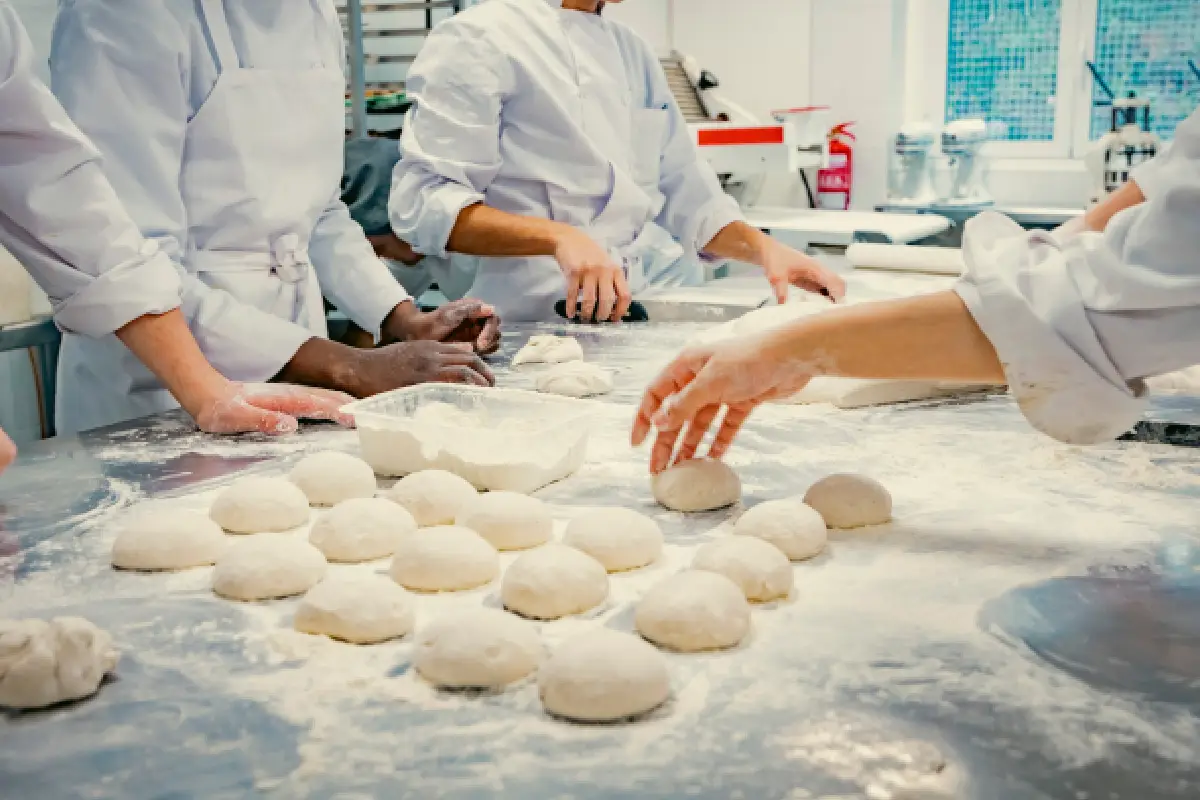 mesa de panadería con aprendices