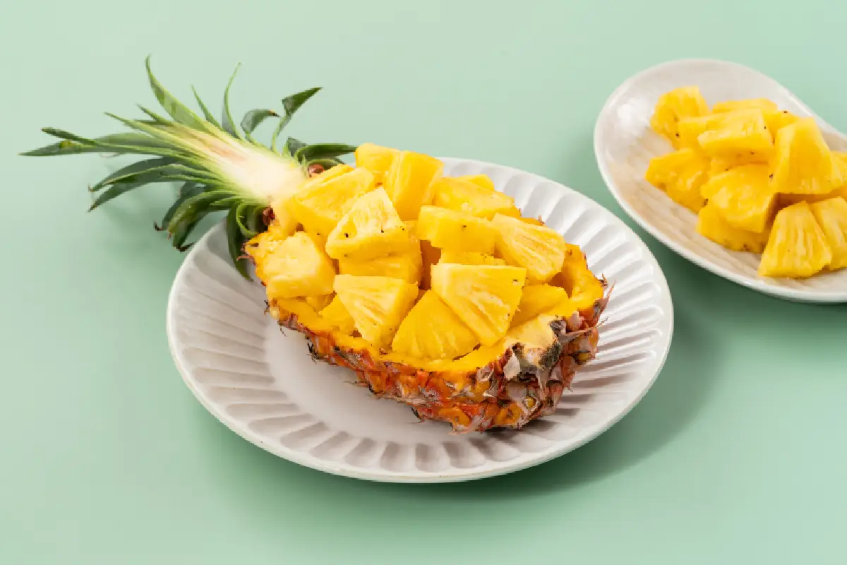 plato de piña picada y entera